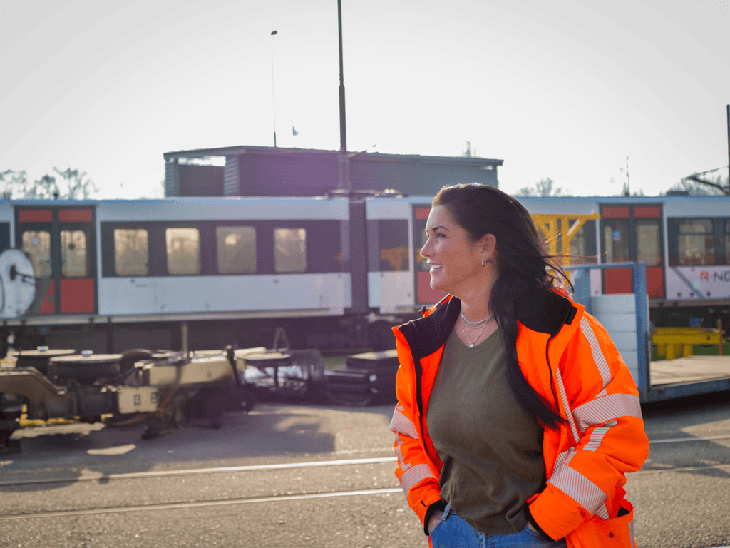 Mariska is interim professional bij Bluetech. Hier staat ze op het remise terrein van de GVB in Amsterdam