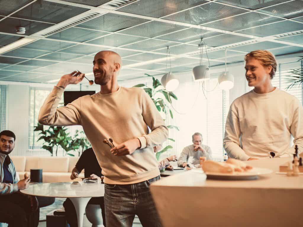 Traines Rick en Rene aan het darten