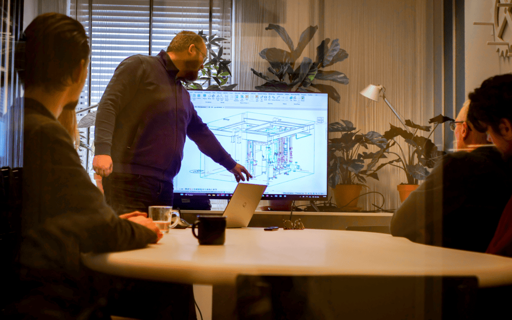 BIM Modelleurs, Engineers en Trainees in werkoverleg bij Bluetech Engineering