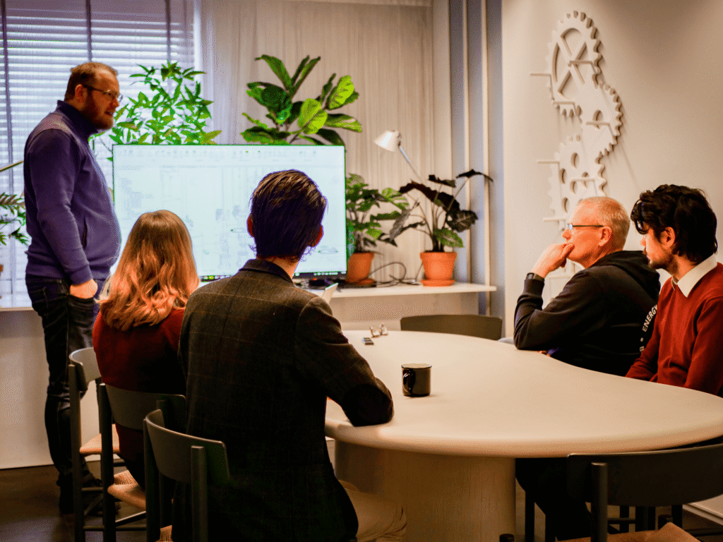 BIM Modelleurs, Engineers en Trainees in werkoverleg bij Bluetech Engineering