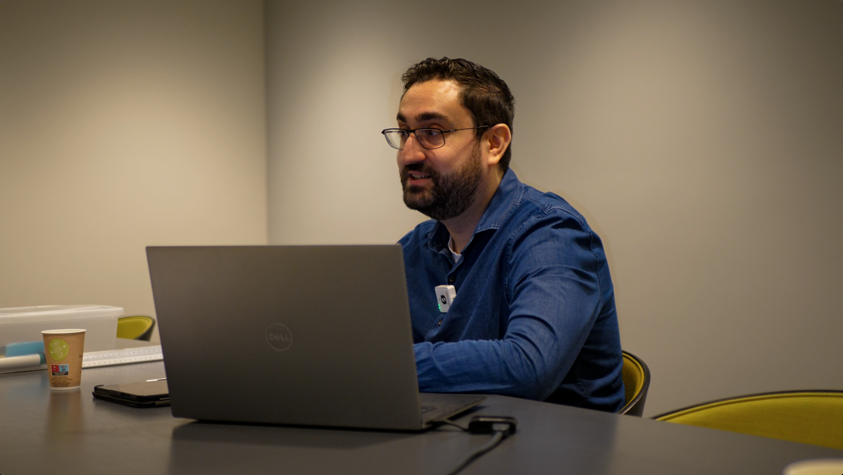 Mio Kapetanovic was trainee bij Bluetech Engineering. hij is nu Teamlead bij Chubb. Hier zit hij achter zijn laptop en vertelt hij over zijn loopbaan.