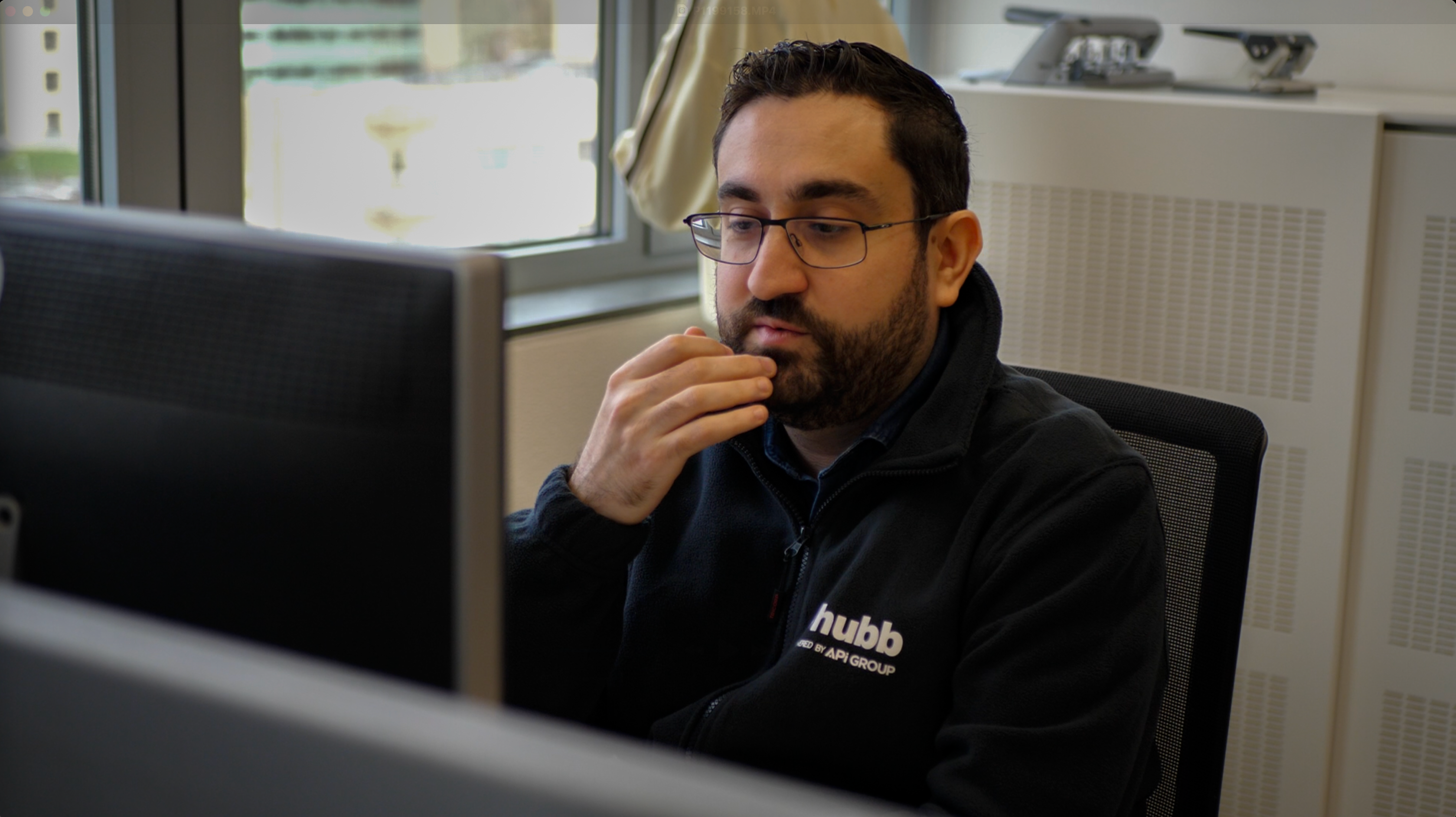 Mio Kapetanovic was trainee bij Bluetech Engineering. hij is nu Teamlead bij Chubb. Hier zit hij achter zijn laptop en vertelt hij over zijn projecten