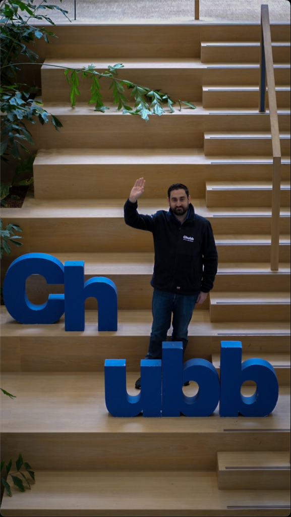 Mio Kapetanovic was trainee bij Bluetech Engineering. hij is nu Teamlead bij Chubb. Hier staat hij op de trap in de aankomsthal van Chubb in Utrecht