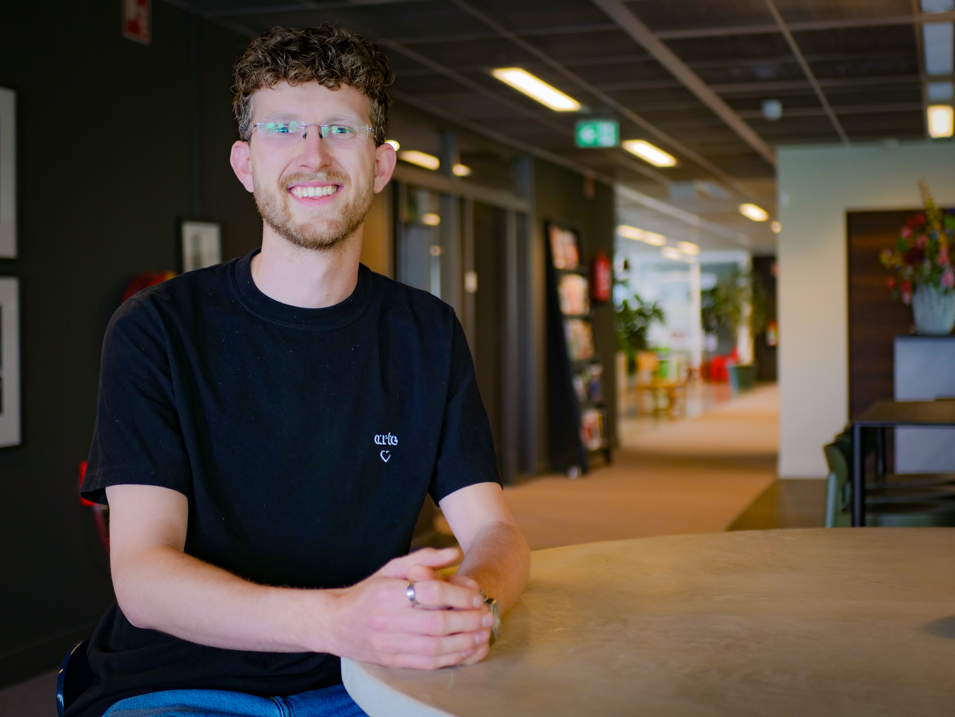 Max van Hilten is trainee technisch management bij Bluetech Engineering. Op de foto zit die in de gemeenschappelijke ruimte van ons hoofdkantoor in Leusden
