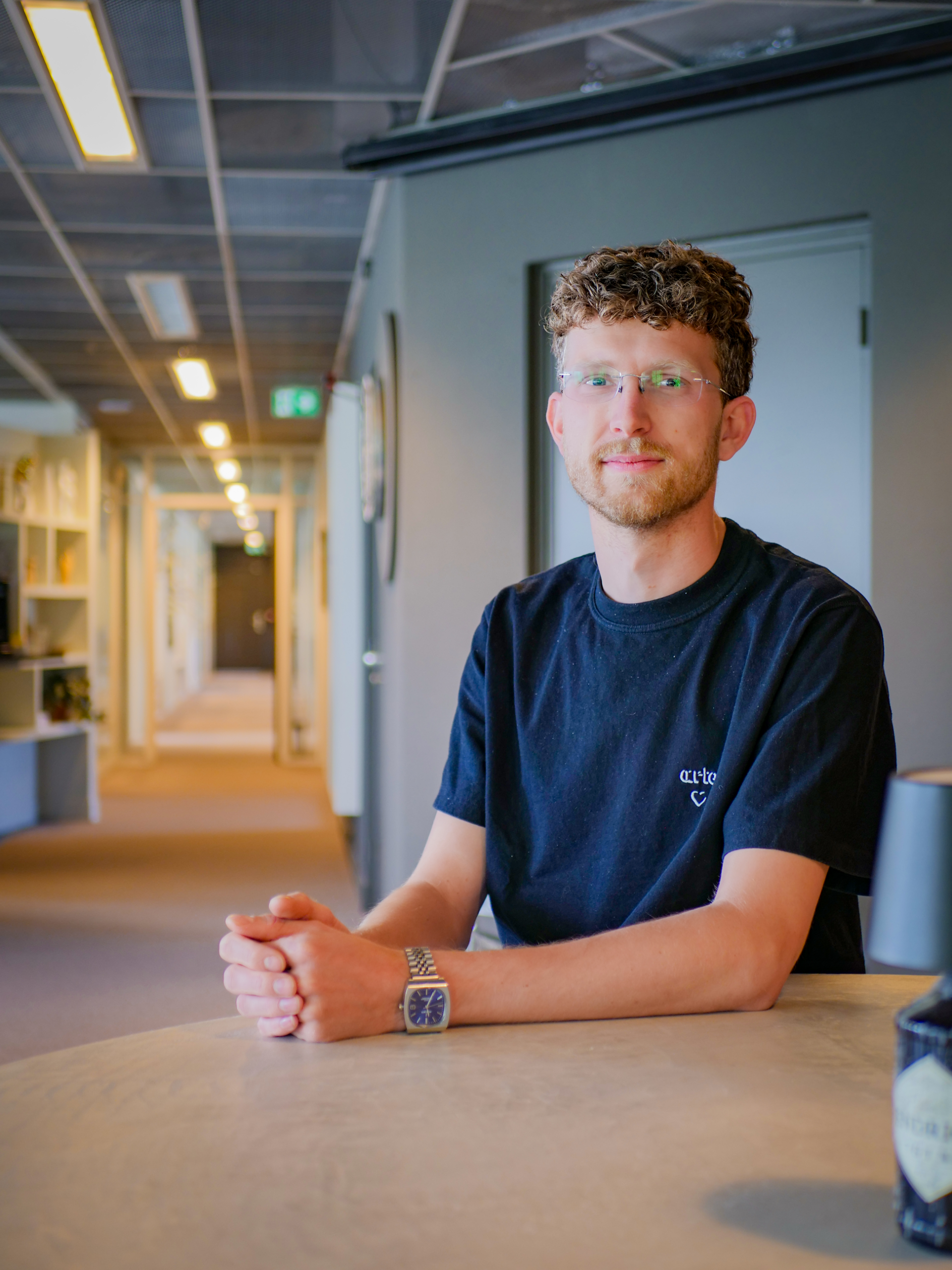 Max van Hilten is trainee technisch management bij Bluetech Engineering. Op de foto zit die in de gemeenschappelijke ruimte van ons hoofdkantoor in Leusden