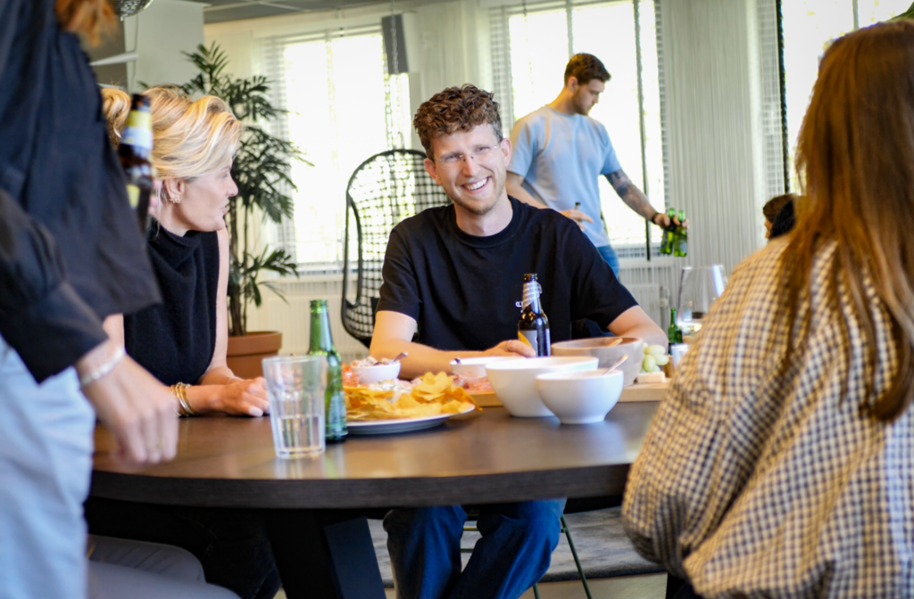 Max van Hilten tijdens de vrijdagmiddag borrel op het hoofdkantoor van Bluetech Engineering in Leusden in gesprek met Nienke Overgaauw