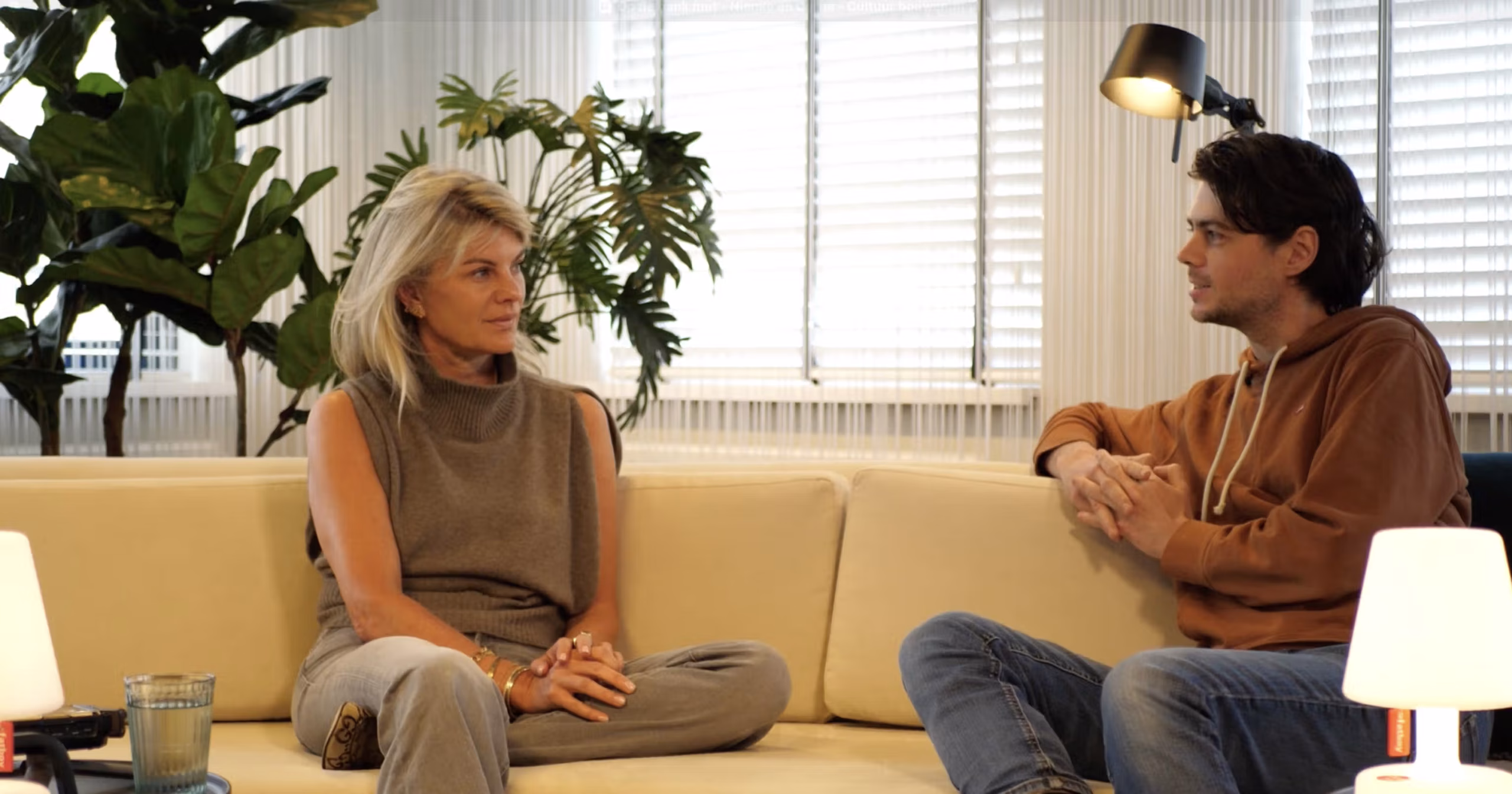 Op de bank met is onze plek voor gesprekken die rustig mogen ontstaan.Geen strak script. Geen snelle soundbites. Wel open gesprekken met mensen uit en rond de techniek, waarin we de tijd nemen om door te vragen. Over werk, keuzes, vakmanschap en samenwerking. Maar net zo goed over wat iemand thuis belangrijk vindt, wat je leert van je kinderen, of wat je zelf aan hen mee wilt geven.Alles speelt zich af op de bank. Juist daar ontstaat de ruimte om even te vertragen, te luisteren en verder te kijken dan het eerste antwoord. Soms praktisch. Soms persoonlijk. Vaak met een gedachte die nog even blijft hangen.Neem plaats. Luister mee. En ontdek de verhalen achter de mensen.